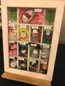 福島県の起き上がりこぼしのレー茶会の展示も地域の特色たっぷりのこぼしちゃん